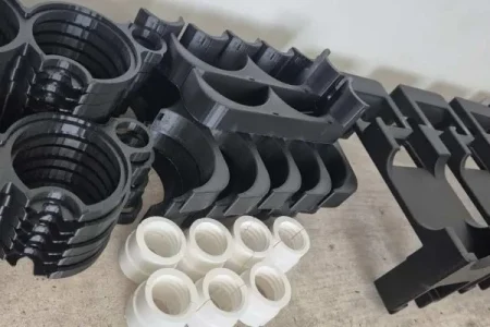 Buchas e travas industriais em impressão 3D desenvolvidas para mangueira de arco cirúrgico e suporte industrial.