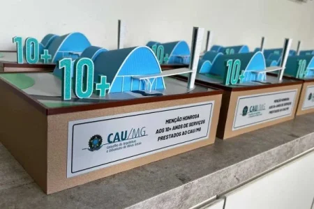 Troféus personalizados em impressão 3D para premiação de funcionários do CAU MG com mais de 10 anos de empresa.
