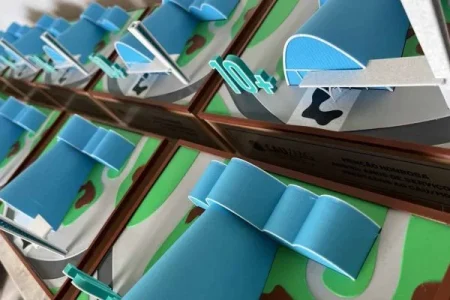 Detalhe lateral de troféus comemorativos “10+ anos” produzidos em impressão 3D para o CAU MG.