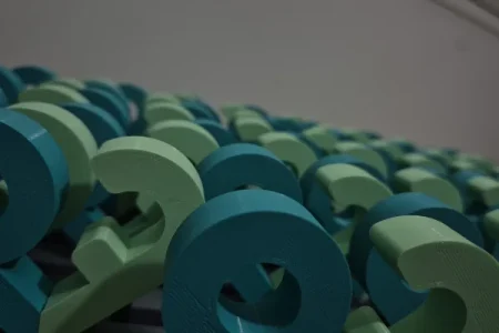 Conjunto de brindes personalizados em impressão 3D, organizados para entrega em evento corporativo.