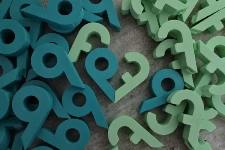 Brindes personalizados em impressão 3D na cor verde, produzidos para eventos corporativos.